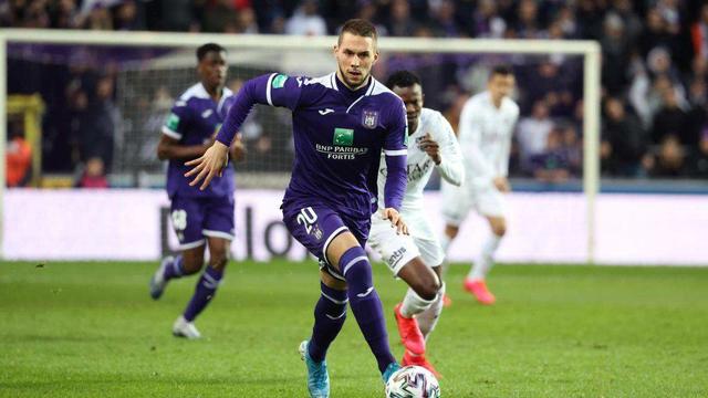 显得更加坚 显得更加坚