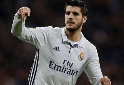 显得更加坚 显得更加坚